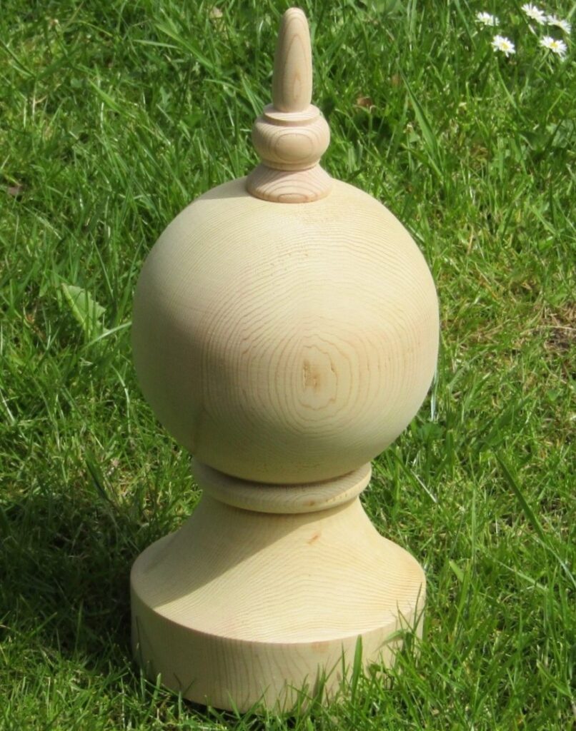 Ball with finial in Cedar